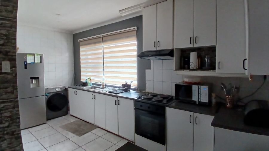 To Let 4 Bedroom Property for Rent in Labiance Estate Western Cape